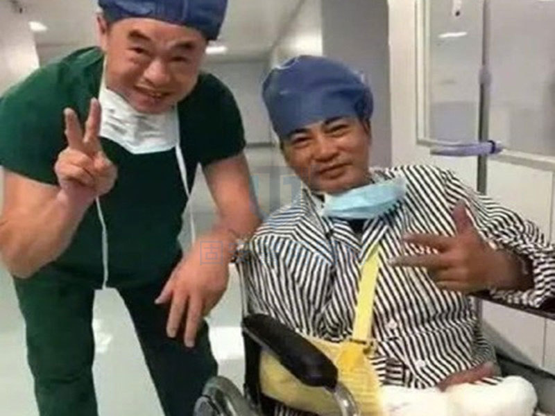 又一明星任達華被刺，這不是非逼著華哥穿防刺服嗎？