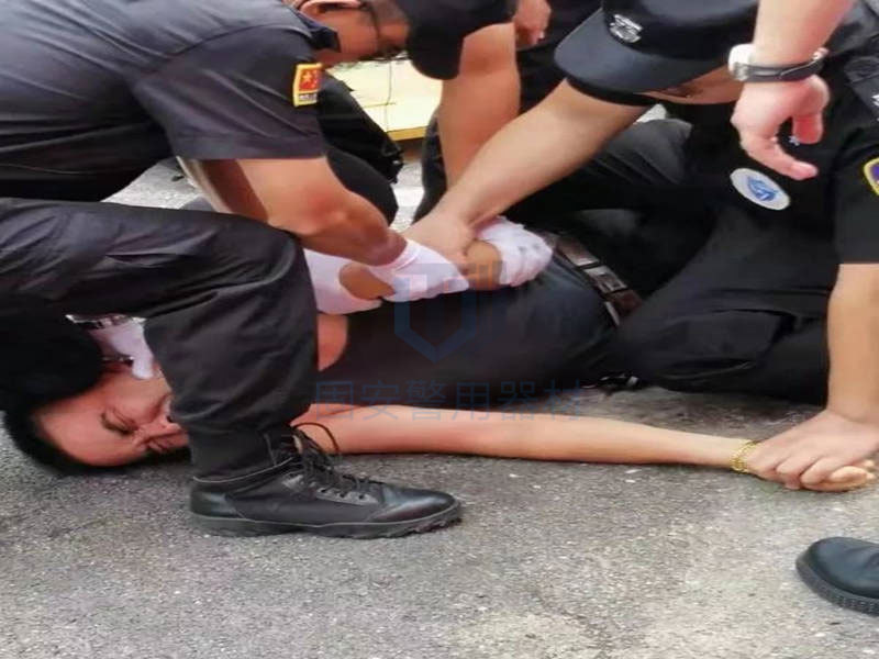 又一明星任達華被刺，這不是非逼著華哥穿防刺服嗎？