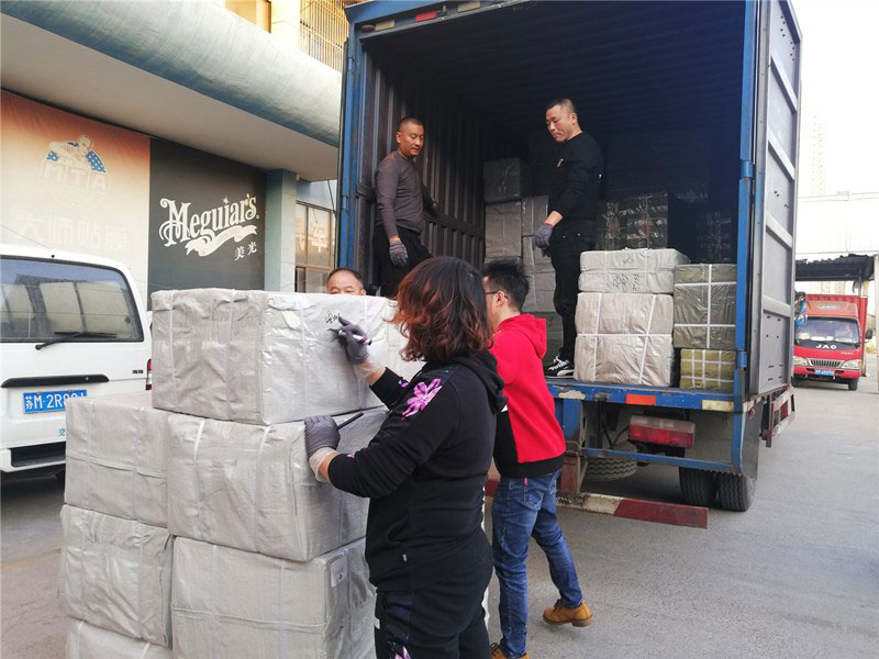 固安防刺服、防暴盾牌等裝滿(mǎn)整整一車(chē)廂